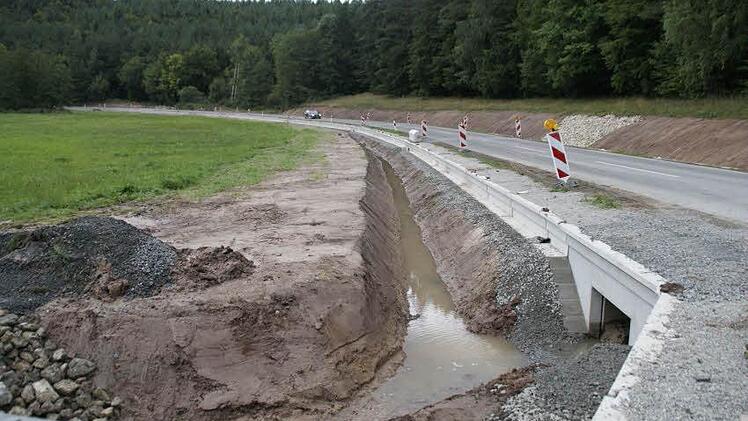 Bei der Bürgerversammlung in Unterschleichach fragten sich die Bürger, warum im Zuge der Amphibientunnel-Maßnahme nicht auch die Radwegeplanung berücksichtigt wurde. Angesichts der massiven Erdbewegungen und Verbreiterung des Straßenkörpers verstehen sie nicht, dass dagegen um den Radweg seit fast 25 Jahren gerungen wird. Foto: Sabine Weinbeer