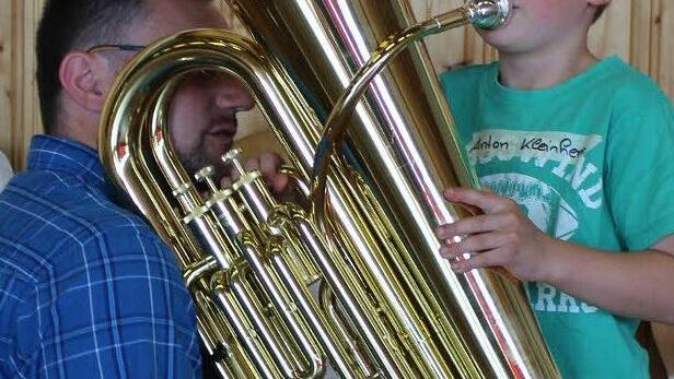Bernhard Sauer (links) hält die Tuba für Anton Kleinhenz.