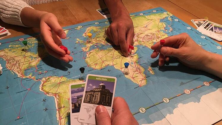 Die Hände beim "Weltreise"-Spiel gehören Mitgliedern der Familie Mattenklodt und ihrem afrikanischen Schützling. Foto: privat