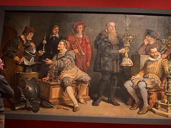 Ein Besucher der Ausstellung in Nürnberg betrachtet ein Gemälde, auf dem sich Nürnberger Künstler in extravaganter geschlitzter Kleidung präsentieren - die Ausstellung erklärt, was von diesem Zeitpunkt an bis zur heutigen Selbstinszenierung der Internet-Selfie-Welt gleich geblieben ist. Foto: Barbara Herbst