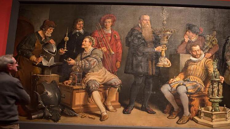 Ein Besucher der Ausstellung in Nürnberg betrachtet ein Gemälde, auf dem sich Nürnberger Künstler in extravaganter geschlitzter Kleidung präsentieren - die Ausstellung erklärt, was von diesem Zeitpunkt an bis zur heutigen Selbstinszenierung der Internet-Selfie-Welt gleich geblieben ist. Foto: Barbara Herbst