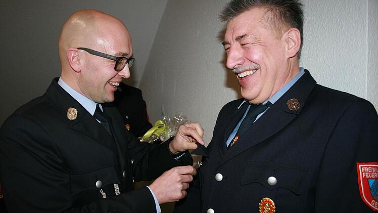 Kommandant Achim Kohlhepp zeichnet Ludwig Schneider für 40 Jahre aktiven Dienst aus. Foto: Gabriele Sell