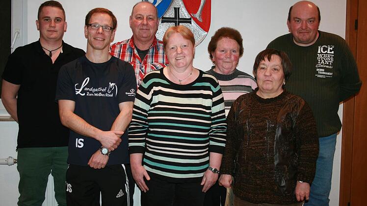 Die geehrten Mitglieder und die neuen Vorstandsmitglieder beim SV Markt Geroda präsentieren sich (von links): Vorsitzender Johannes Schlereth (von links), Kassier Ingo Schneider, Günter Schirmer, Elisabeth Heck, Gerda Metz, Maria Kuhn und Heiko Heinle. Foto: Gabriele Sell