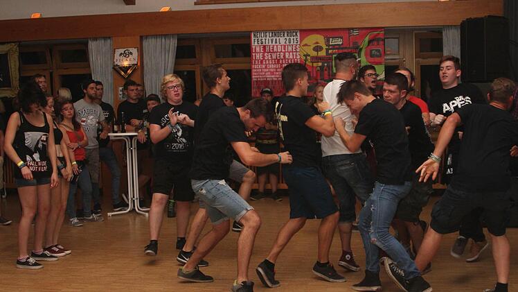 Bild 3: Vor der Bühne war viel Bewegung mit Gruppenformationen.