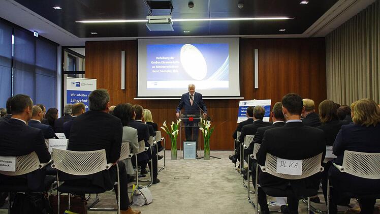 Ministerpräsident Horst Seehofer wurde in Steinbach am Wald von der IHK für Oberfranken geehrt. Foto: Marco Meißner