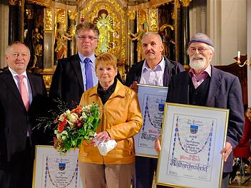 Landrat Thomas Bold (v.l.) überreichte die Kulturehrenbriefe an fünf Bürger des Landkreises: Josef Link, Ursula Ziegler, Walter Kömpel und Helmut Droll. Erika Kurfeß fehlt auf dem Foto. Foto: Gerd Schaar