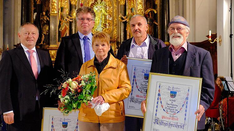 Landrat Thomas Bold (v.l.) überreichte die Kulturehrenbriefe an fünf Bürger des Landkreises: Josef Link, Ursula Ziegler, Walter Kömpel und Helmut Droll. Erika Kurfeß fehlt auf dem Foto. Foto: Gerd Schaar
