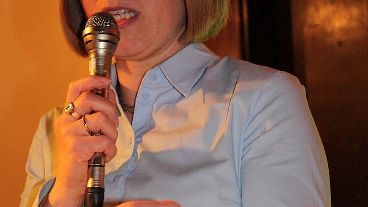 Heidi Hofmann führte bei den "Weisachtalern" durchs Programm und stimmte die Zuhörerschaft auf das jeweilige Musikstück ein.