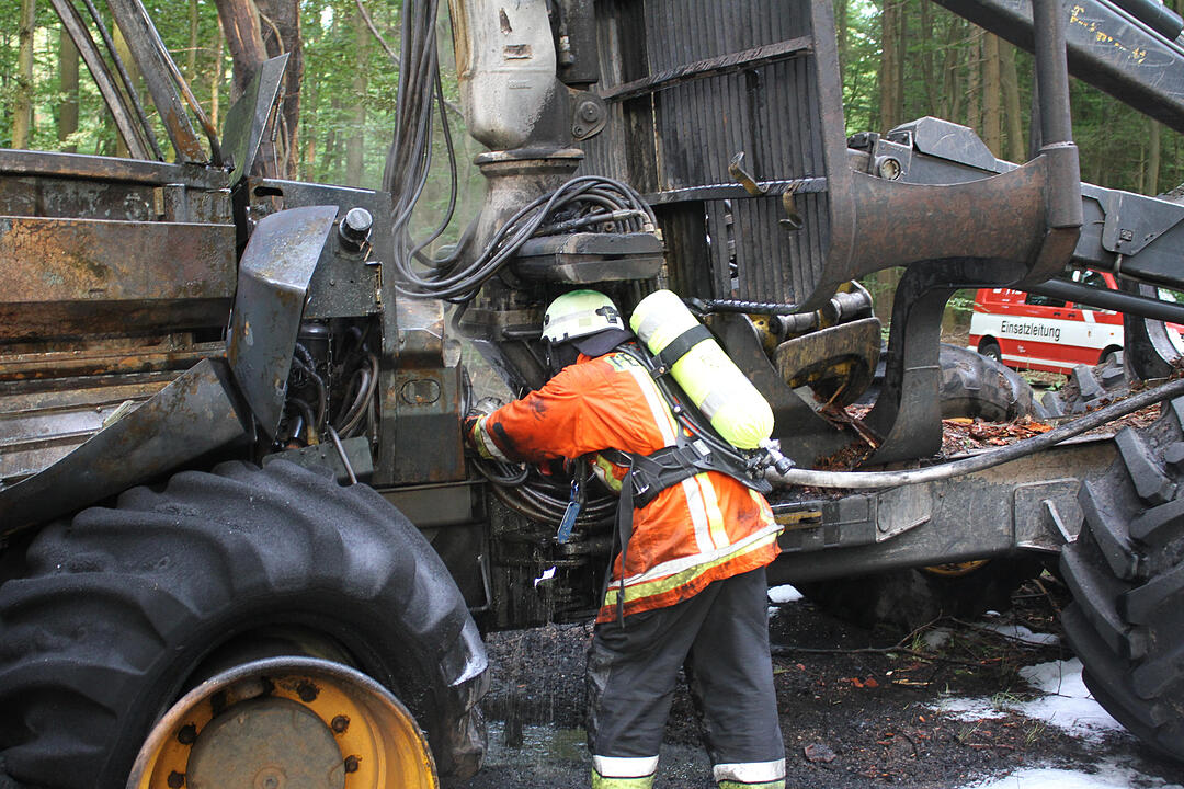 Nürnberg: Forstmaschine brennt - Waldbrand verhindert