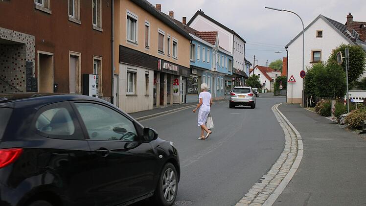 In der Kronacher Straße soll eine Ampelanlage künftig das Überqueren für Fußgänger sicherer machen. Foto: Dagmar Besand