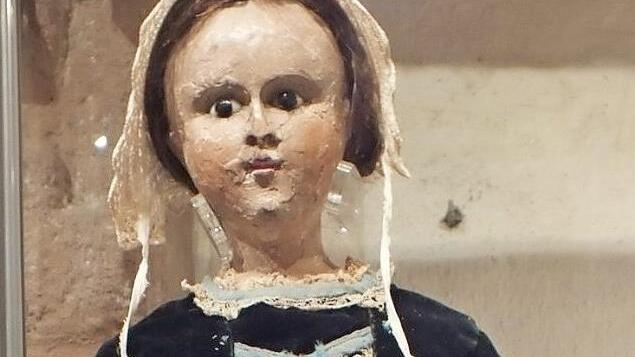 Die älteste ausgestellte Puppe, stammt aus der Zeit um 1860.