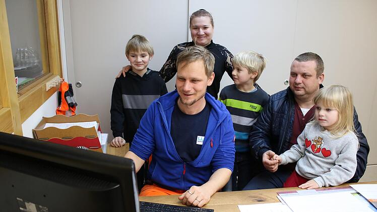 Ein Besuch bei Papa Leonid (rechts) auf der Arbeitsstelle im Eberner Bauhof ist für die Kinder Rostic, Seva und Amina und die Mama Olha (stehend) immer sehr interessant. Christian Raehse (links), Leiter des Eberner Bauhofs, erklärt den Kinder auch am Computer was es im Bauhof alles zu tun gibt. Aus dem Alltag der Familie Hurko in Ebern könnte jedoch bald ein Albtraum werden: Ihnen droht die Abschiebung in den Kriegsalltag der Ukraine.