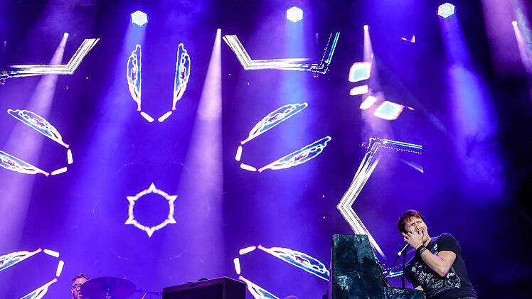 Umjubeltes Konzert: James Blunt begeisterte 6000 Besucher auf dem Coburger Schlossplatz.  Foto: Matthias Hoch