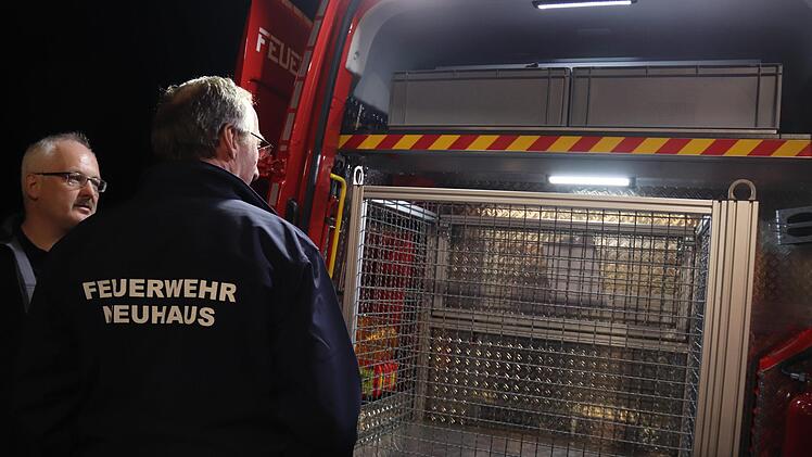 Von hinten betrachtet mit dem Rollcontainer    Foto: Johanna Blum
