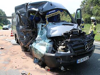 Unfall auf A6 bei Petersaurach: Ein Transporter fuhr am Sonntagnachmittag in ein Fahrzeug der Autobahnmeisterei. Foto: NEWS5/O&szlig;wald