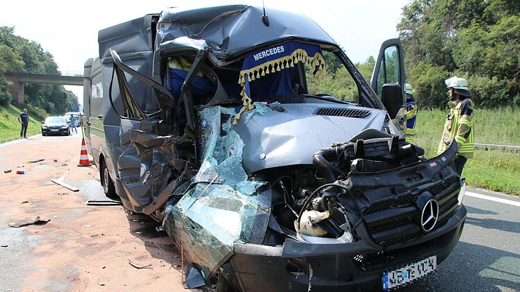 Unfall auf A6 bei Petersaurach: Ein Transporter fuhr am Sonntagnachmittag in ein Fahrzeug der Autobahnmeisterei. Foto: NEWS5/O&szlig;wald