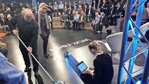 Franziska Eder überprüft das Netz, derweil wird nochmals gewischt.