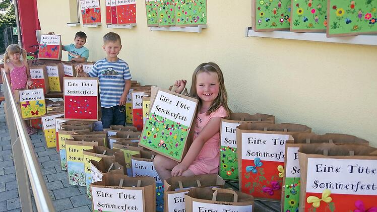 Die Vorschulkinder Moritz, Isabella, Fynn und Kiara freuen sich über ihr "Sommerfest zum Mitnehmen". Auf dem Bild fehlt das fünfte Vorschulkind, Leonie.