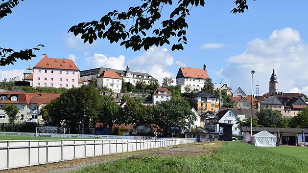 Das zu F&uuml;&szlig;en der Schuhstadt liegende Sportgel&auml;nde bleibt dem 1. FC Burgkunstadt weiterhin erhalten; daf&uuml;r sorgt ein langfristiger Pachtvertrag mit der Stadt.  Fotos: Dieter Radziej