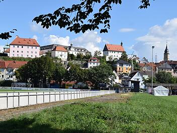 Das zu Füßen der Schuhstadt liegende Sportgelände bleibt dem 1. FC Burgkunstadt weiterhin erhalten; dafür sorgt ein langfristiger Pachtvertrag mit der Stadt.  Fotos: Dieter Radziej
