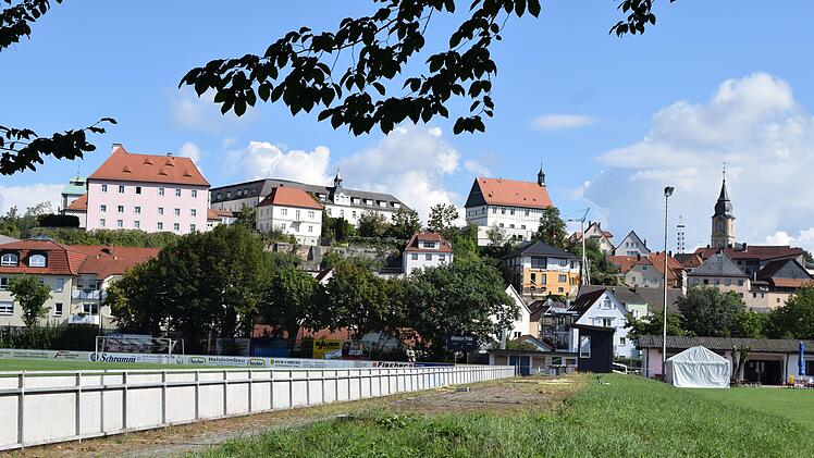 Das zu Füßen der Schuhstadt liegende Sportgelände bleibt dem 1. FC Burgkunstadt weiterhin erhalten; dafür sorgt ein langfristiger Pachtvertrag mit der Stadt.  Fotos: Dieter Radziej