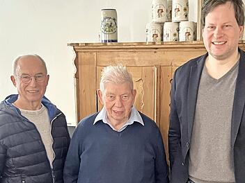Glückwünsche zum 85. Geburtstag (von links): Wolfgang Herold, Jubilar Anton Geldner und Holger Then.