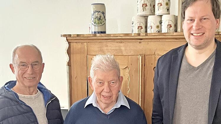 Glückwünsche zum 85. Geburtstag (von links): Wolfgang Herold, Jubilar Anton Geldner und Holger Then.