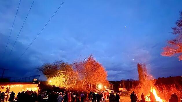 Geselligkeit bis sp&auml;t in die Nacht am warmen Feuer.