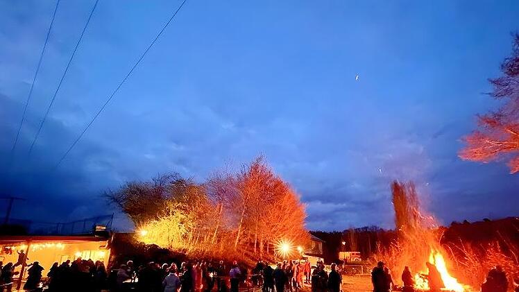 Geselligkeit bis sp&auml;t in die Nacht am warmen Feuer.