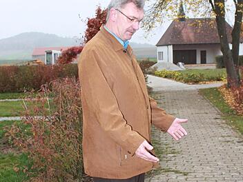 Auch dieser Weg muss neu gepflastert werden. "Unter dem Pflaster ist nur Sand und durch die Arbeiten auf dem Friedhof hat der Weg gelitten" zeigt  Bürgermeister Helmut Dietz. Fotos: Katharina Becht