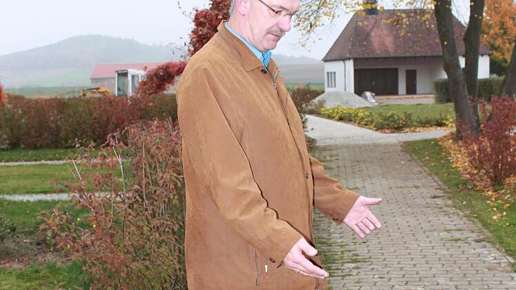 Auch dieser Weg muss neu gepflastert werden. "Unter dem Pflaster ist nur Sand und durch die Arbeiten auf dem Friedhof hat der Weg gelitten" zeigt  Bürgermeister Helmut Dietz. Fotos: Katharina Becht