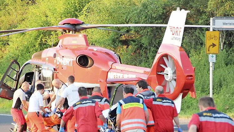 Zwei Helikopter und mehrerer Rettungsfahrzeuge wurden geordert, um die Verletzten in Kliniken zu bringen. Über den Zustand der Männer war am Abend nichts Näheres bekannt.