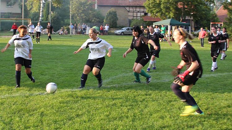Jordis Göttel verhindert diese Torchance der Eichelberger Stürmerinnen. Fotos: Kestel