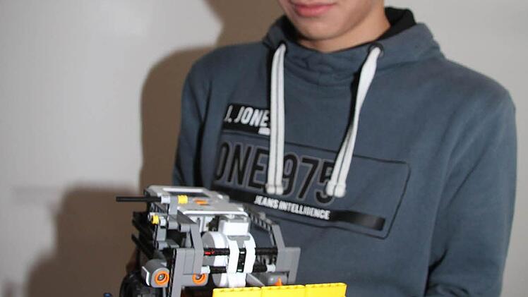 Felix Engelhardt programmiert den Roboter.