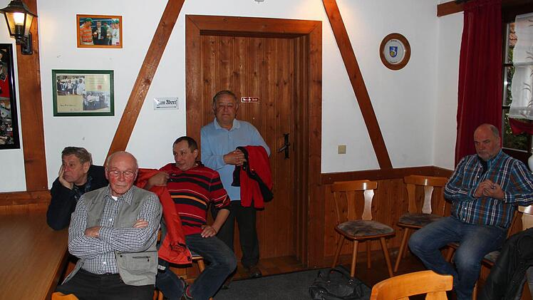 Nur eine Handvoll Bürger beobachtete die Auszählung. Rechts der neue Bürgermeister Ralf Holzmann.