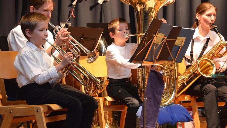 Zum Herstkonzert spielten sowohl die Vorgruppe , die Little Muppets, wie auch die Jugendkapelle der Freiwilligen Feuerwehr Garitz in der Hauptsache bekannte Filmmelodien. (Little Muppets in weißen Hemden/Blusen - Hauptorchester ganz in rot/schwarz)