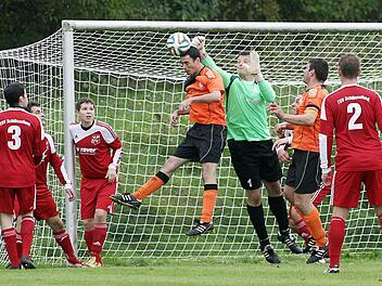 Die Schlüsselfelder Fußballer (rote Trikots, hier im Spiel gegen die DJK Stappenbach im Oktober 2014) sind vor dieser Saison in die Kreisliga aufgestiegen. Um weiter erfolgreich zu sein, sollte sich ein neuer Vorsitzender auch um eine Zusammenarbeit mit dem FC Thüngfeld bemühen. Foto: Archiv/sportpress