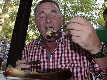 "Ich bin der Schorsch aus Seigendorf, und do schmeckt mia des Schäuferla", bekennt Georg. Foto: Josef Hofbauer