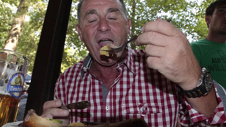 "Ich bin der Schorsch aus Seigendorf, und do schmeckt mia des Schäuferla", bekennt Georg. Foto: Josef Hofbauer