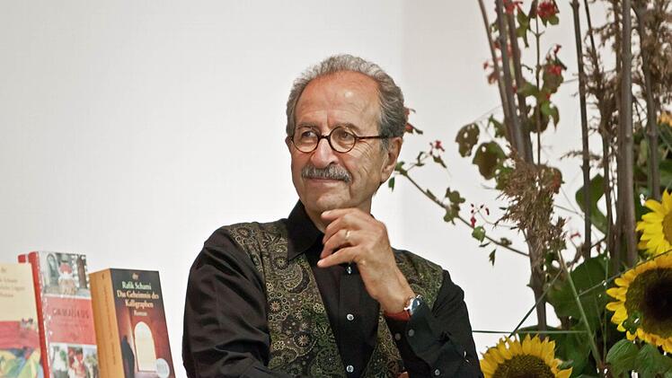 Rafik Schami bei seinem Auftritt im Pfarrsaal von St. Augustin.Foto: Jochen Berger