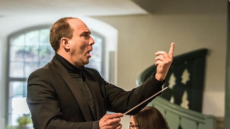 Souveräner Dirigent war Hildburghausens Kirchenmusikdirektor Torsten Sterzik.Foto: Jochen Berger