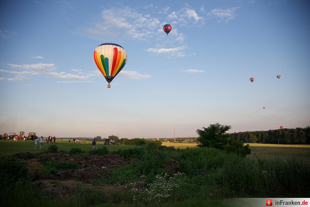 Jubiläumsausgabe: Zum 20. Mal hat die Raiffeisenbank Seebachgrund zu ihrem Ballonmeeting nach Hannberg eingeladen. Mehr als 2000 Menschen waren gekommen.