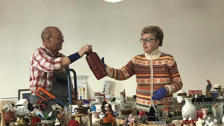Der Flohmarkt von Anita und Josef Krapf startet am Freitag, 31. März, 9 Uhr, und läuft auch am Samstag und Sonntag in und vor der Markthalle. Foto: Jacqueline Vera Mihm