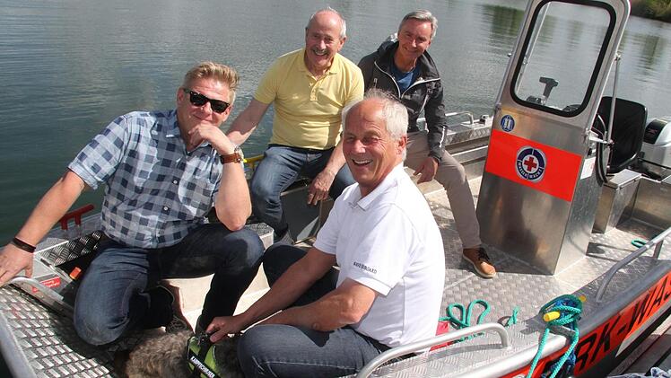 ... Bürgermeister Frank Wilzok, die Stadträte Helmuth Breitenfelder und Michael Pfitzner sowie Stadtwerkechef Stephan Pröschold zogen ein trockenes Plätzchen auf dem Wasserwachtboot vor. Fotos: Sonny Adam