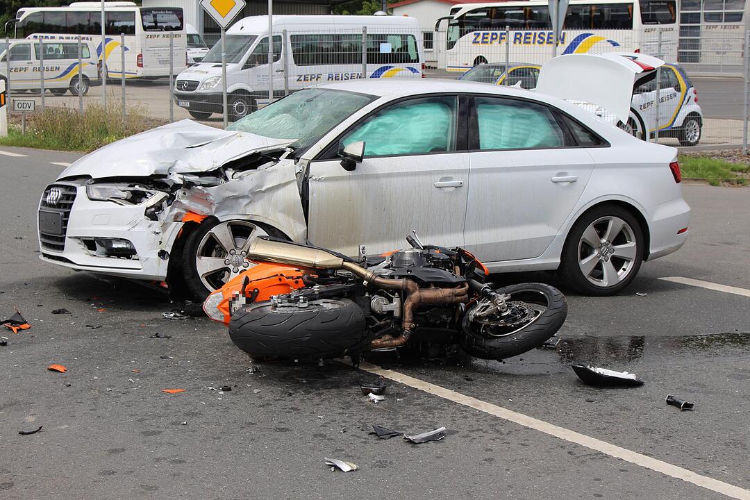 Kreis Neustadt/Aisch: Motorrad kracht ungebremst in Audi – 28-Jähriger stirbt