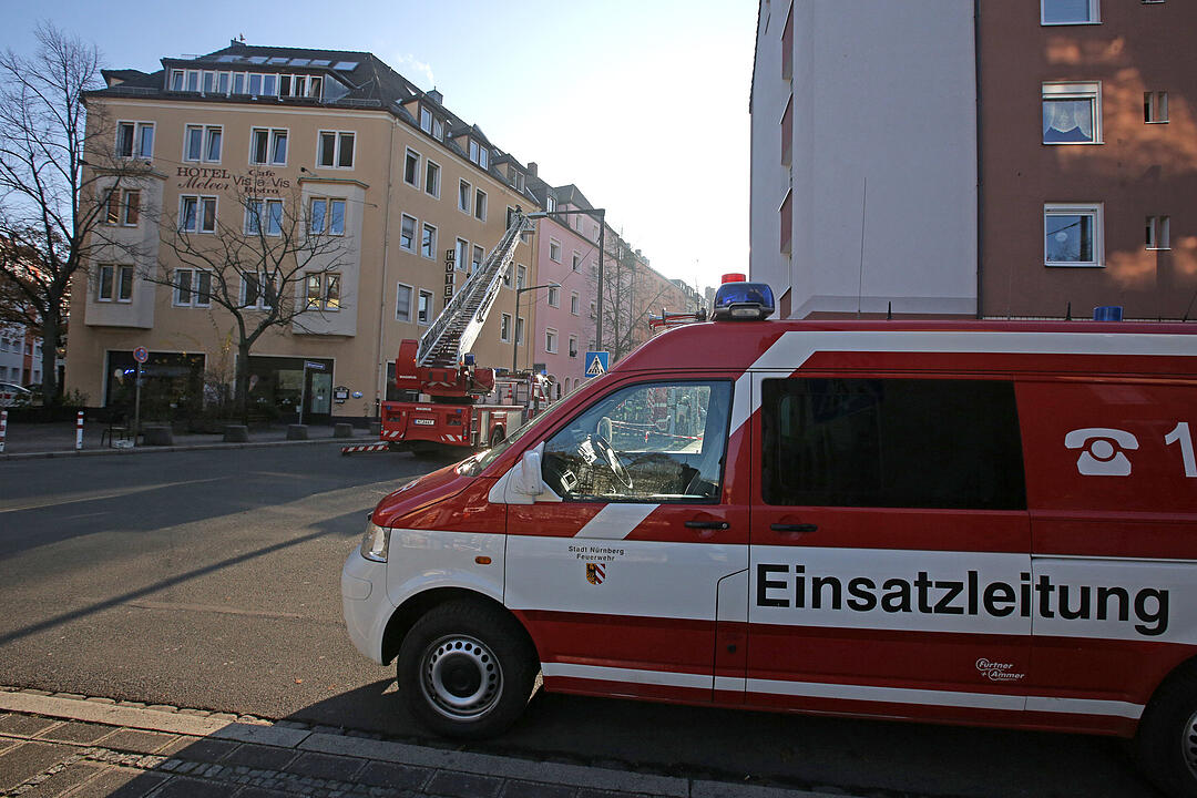 Wohnungsbrand in Nürnberg: Feuerwehr rettet Bewohner mit Drehleiter