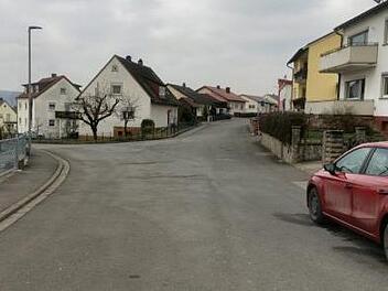 Die Kanalsanierung in Stettfeld geht in die Verlängerung. Der Klingenweg, weitere Teile der Siedlungsstraße und die Schulstraße (im Bild) wurden in die Planung aufgenommen. Weitere Kosten für die Bürger werden deswegen nicht erwartet.   Christian Ziegler