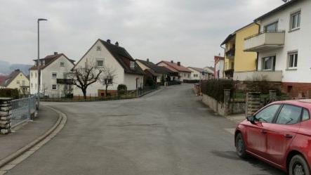 Die Kanalsanierung in Stettfeld geht in die Verlängerung. Der Klingenweg, weitere Teile der Siedlungsstraße und die Schulstraße (im Bild) wurden in die Planung aufgenommen. Weitere Kosten für die Bürger werden deswegen nicht erwartet.   Christian Ziegler