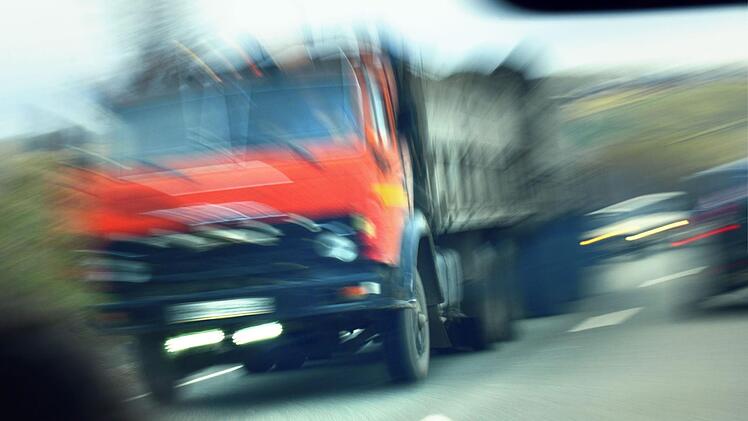 Chaos auf A9-Parkplatz: Mit seinem Lkw hat ein Lasterfahrer am Mittwochabend ein Chaos auf dem Parkplatz Lipperts an der A9 verursacht. Symbolbild: Adobe Stock