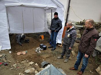 Bei den Bauarbeiten für das neue Bürgerzentrum  ist man auf Knochenreste gestoßen. Unser Bild entstand an einem fast vollständig erhaltenen Kindergrab. Bürgermeister Jochen Trier, Archäologe Robert Karl und Projektleiter Norbert Specht (von rechts) verfolgen die Freilegung der Gebeine.Werner Reißaus